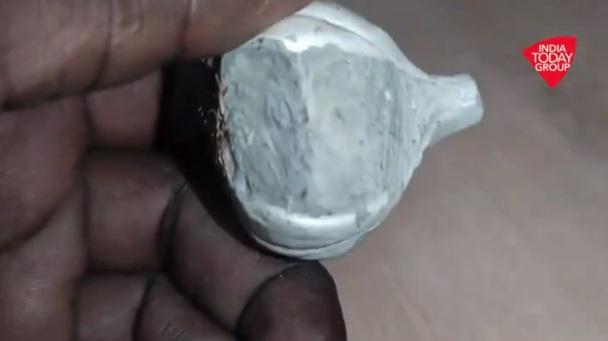 須用刀切開水泥蒜頭。(互聯網)