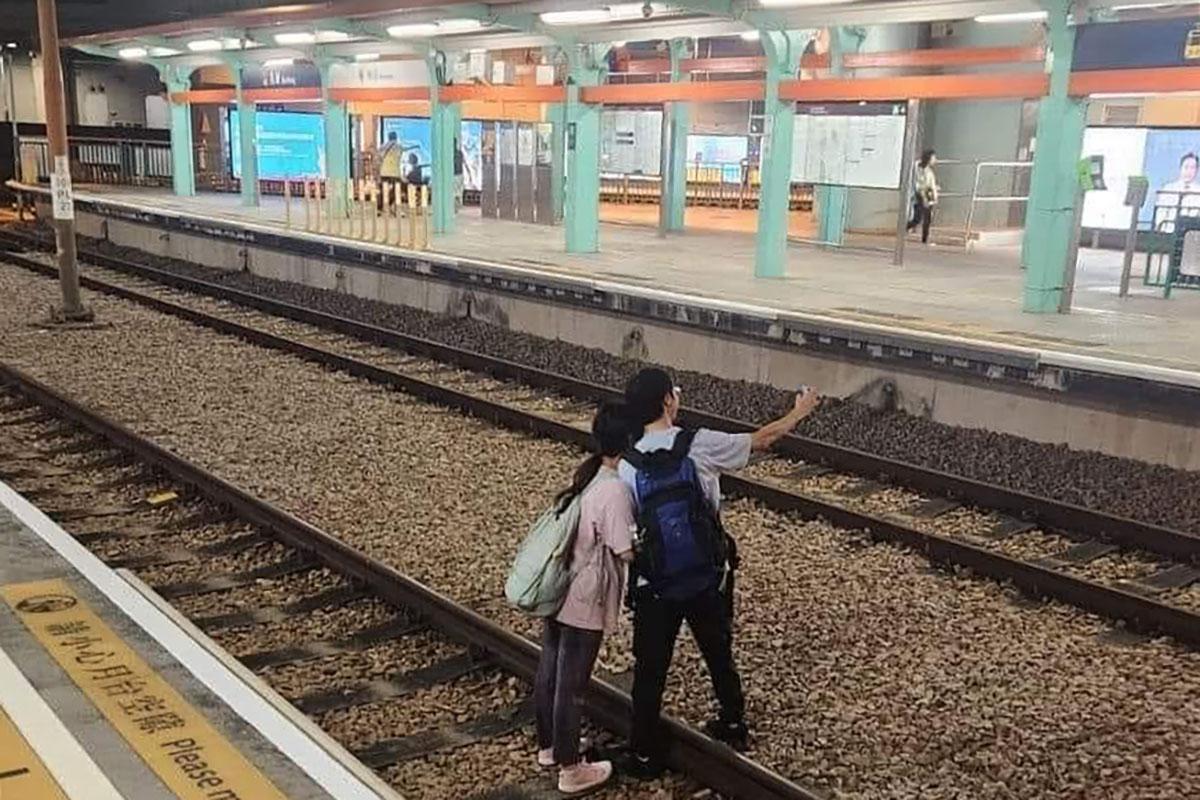 網上流傳一對男女闖入輕鐵兆康站路軌範圍自拍「打卡」。(網上圖片)