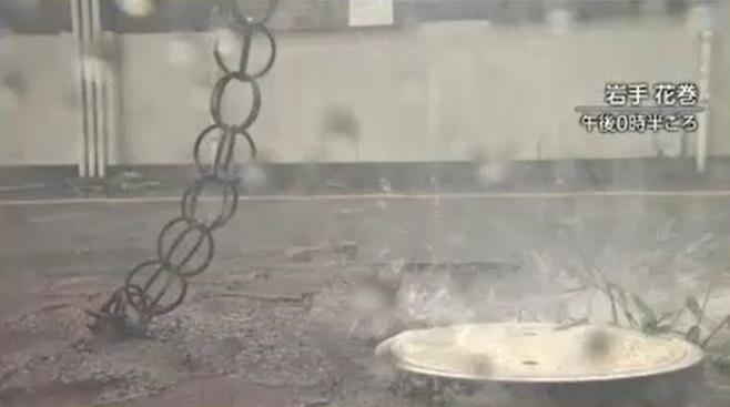 岩手縣花卷市強降雨,雨水從屋頂瀉下。(互聯網)