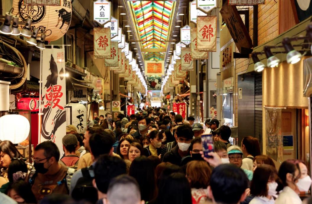 京都熱門旅遊地點錦市場人頭湧湧。(資料圖片)