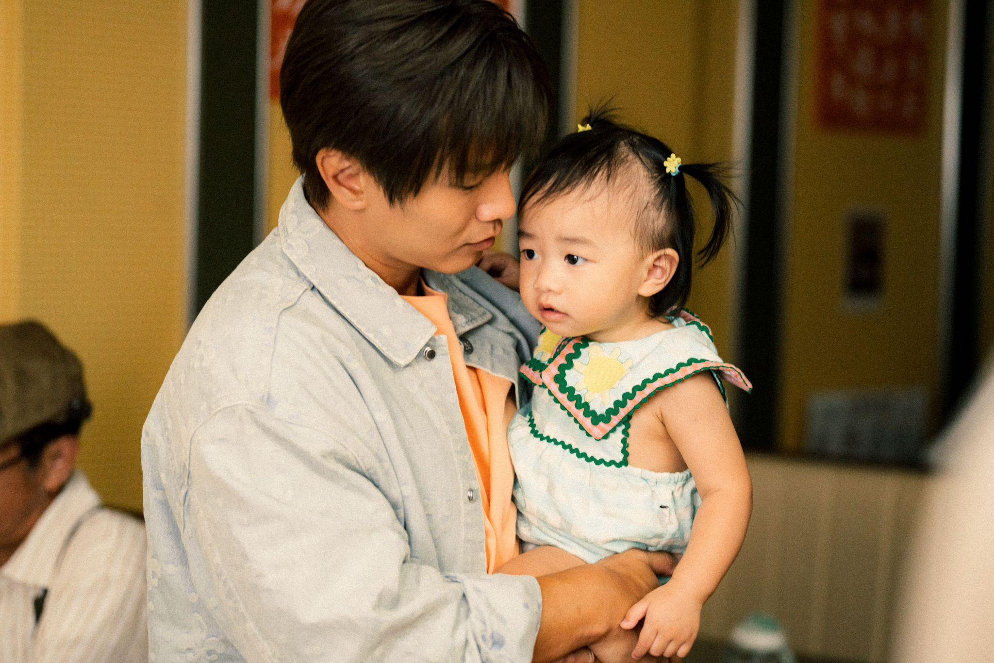 Jason今次安排女兒Abi及Audrey參與MV演出。