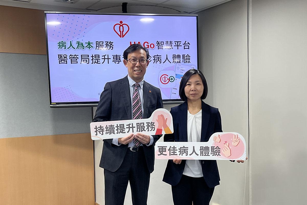 李立業(左)表示,當局滿意現有的專科門診電子繳費使用量;旁為彭育華。(醫管局提供)