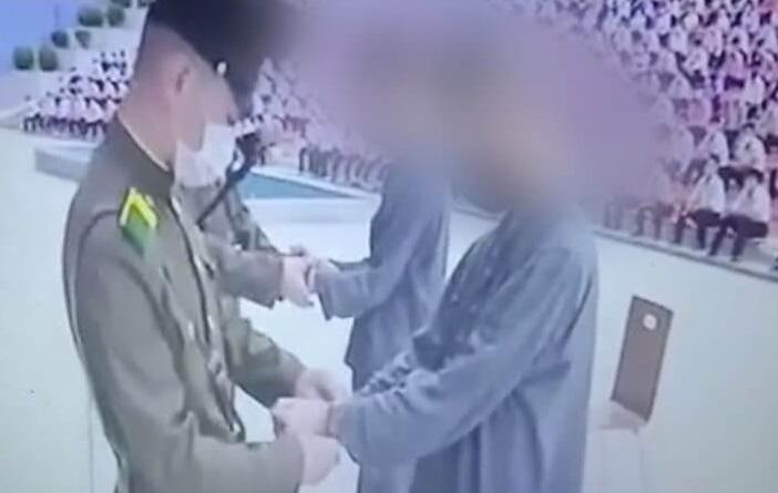 英國BBC早前公布2022年片段,2名16歲少年因看韓劇被戴上手銬公審,遭判12年勞改。(互聯網)