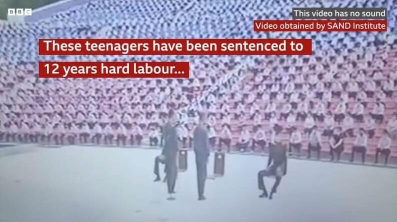 英國BBC早前公布2022年片段,2名16歲少年因看韓劇被戴上手銬公審,遭判12年勞改。(互聯網)