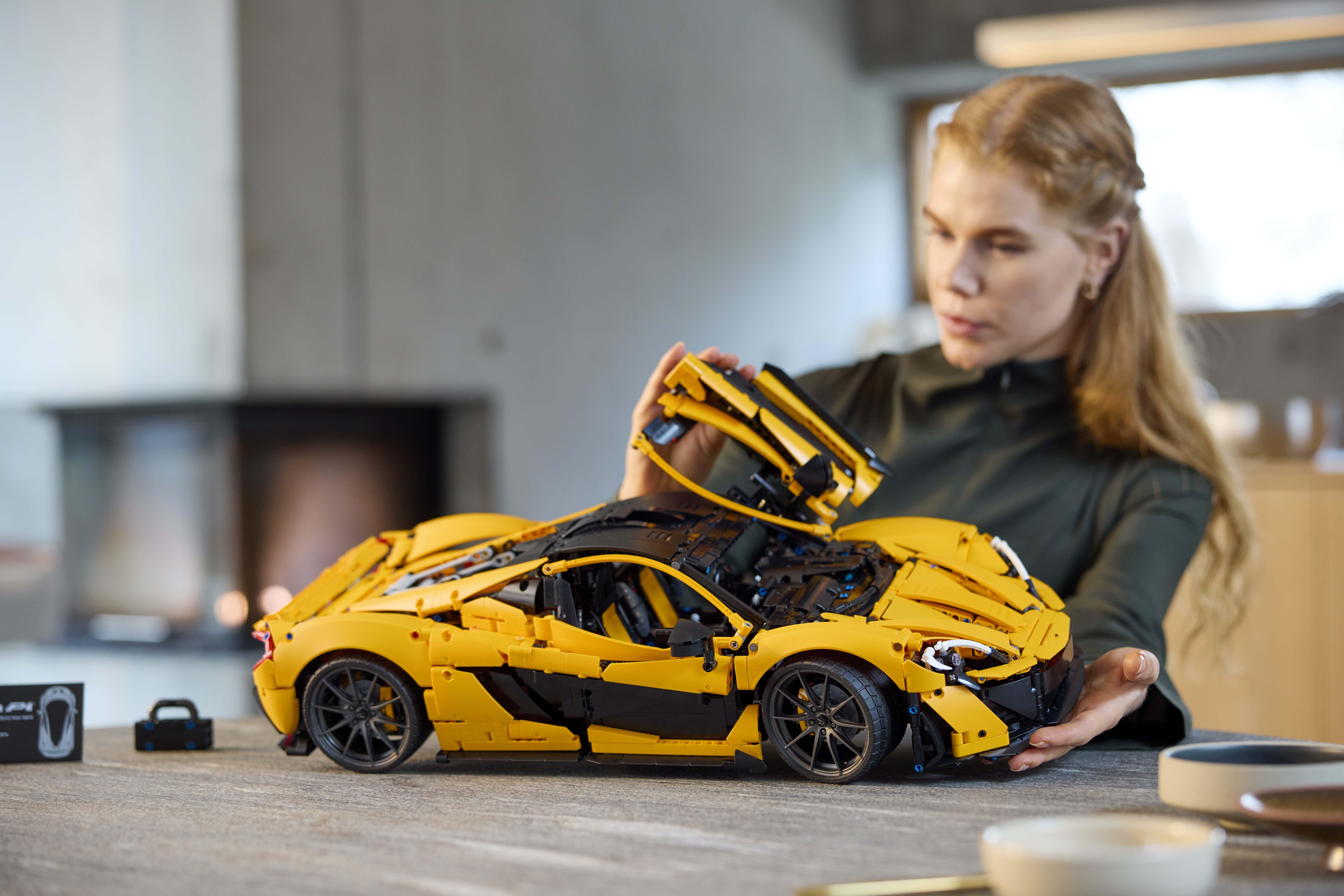LEGO Technic McLaren P1模型由3,893塊LEGO顆粒拼砌而成,以1:8比例還原,更可打開車門。