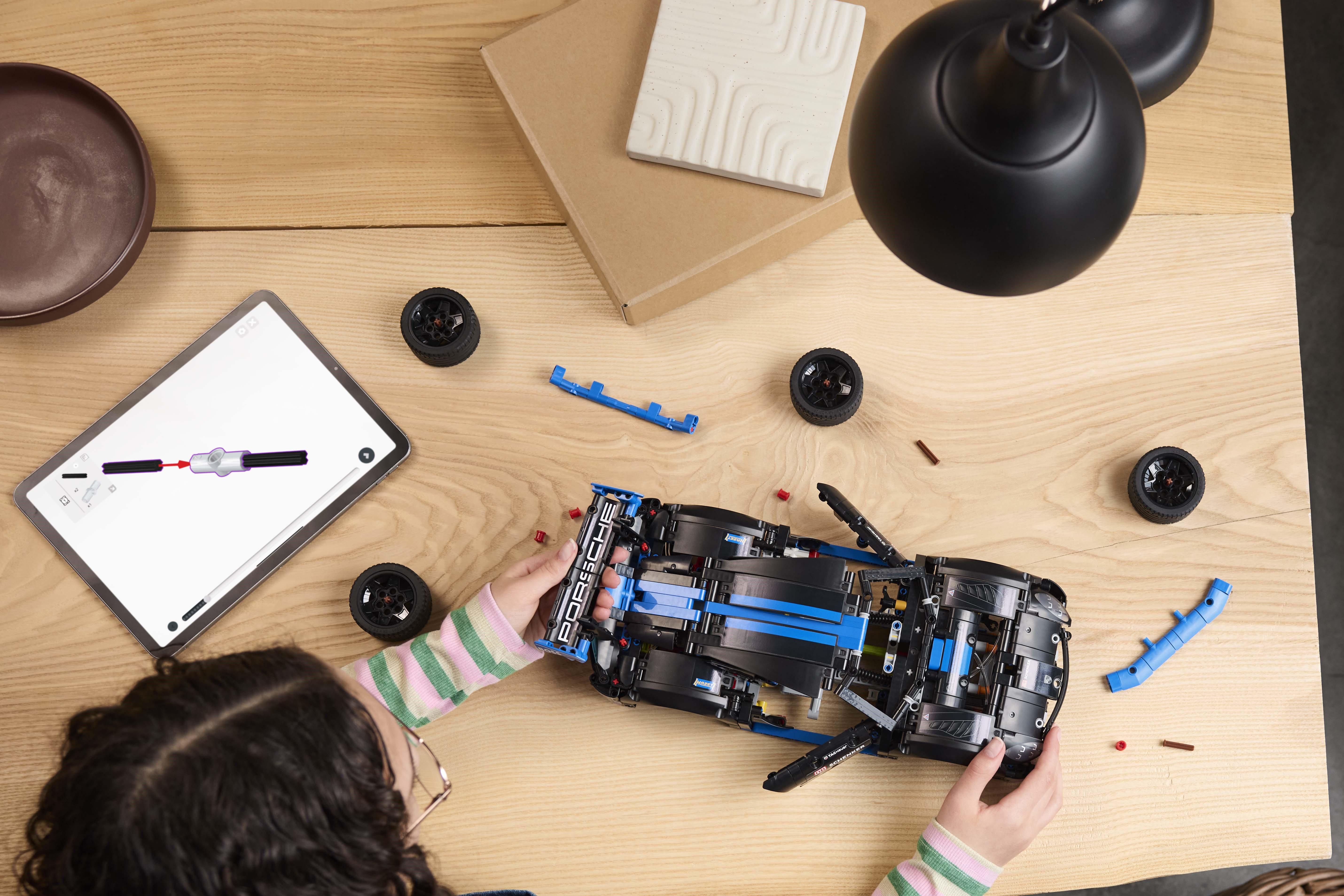 使用CONTROL+應用程式操控轉向系統、控制車燈。