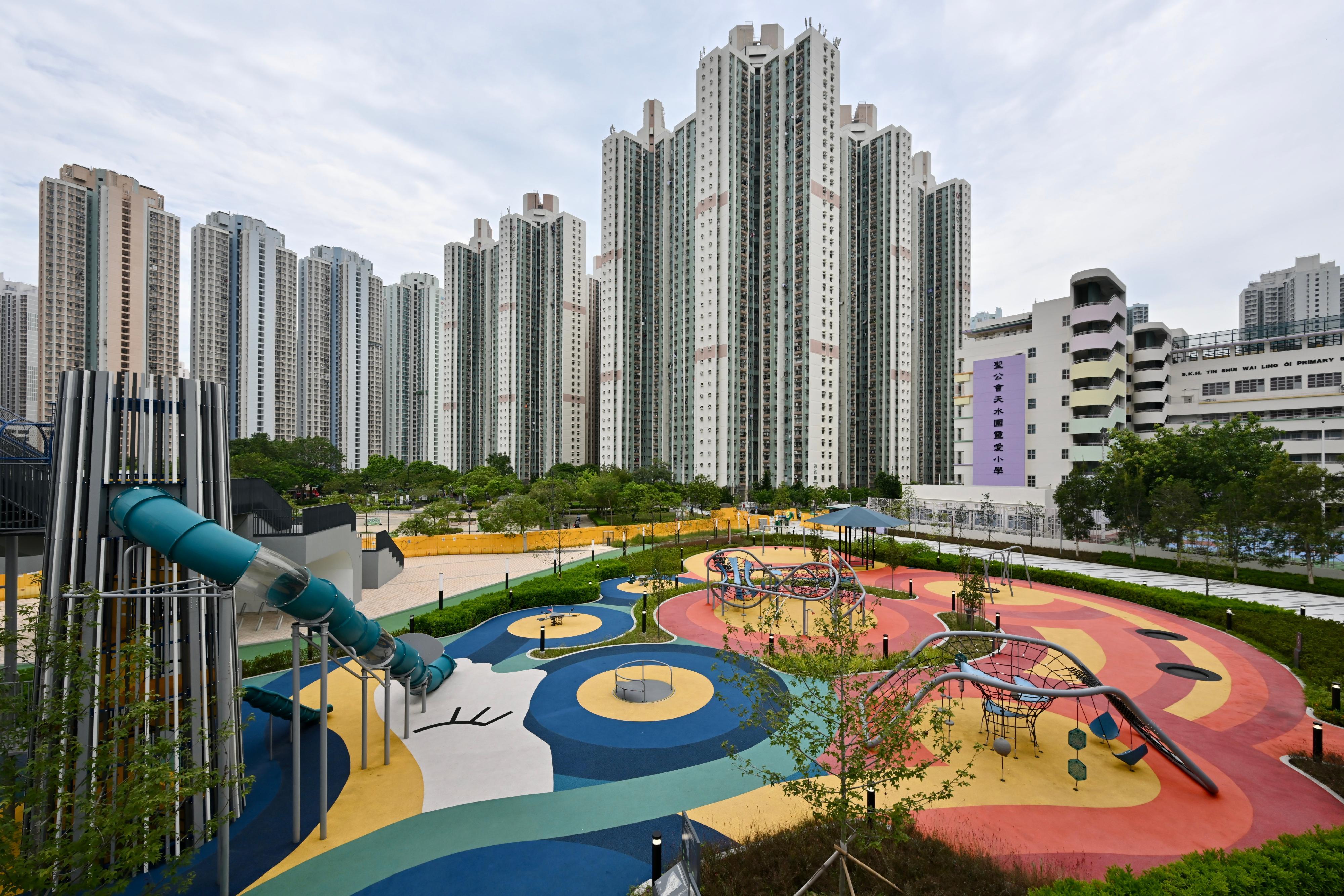 天秀路遊樂場八月二十八日起開放。以繽紛歷險之旅為主題的遊樂場設有各種共融遊樂設施及戶外健身器材,照顧不同使用者的需要
