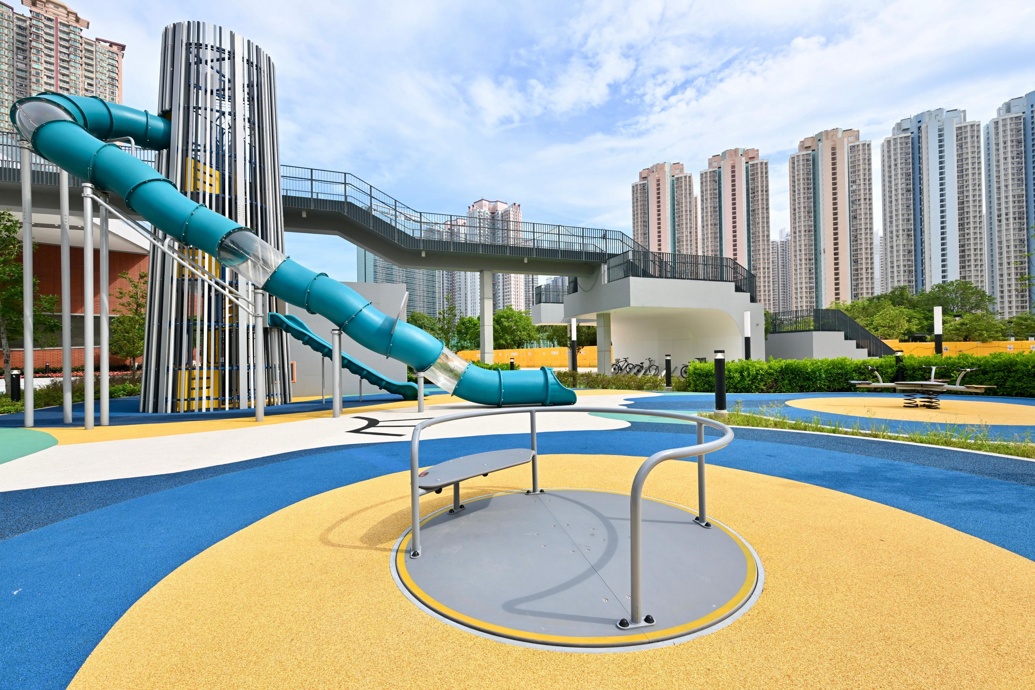 天秀路遊樂場八月二十八日起開放。圖示遊樂場內的六米高巨型滑梯及可供輪椅使用者享用的氹氹轉。