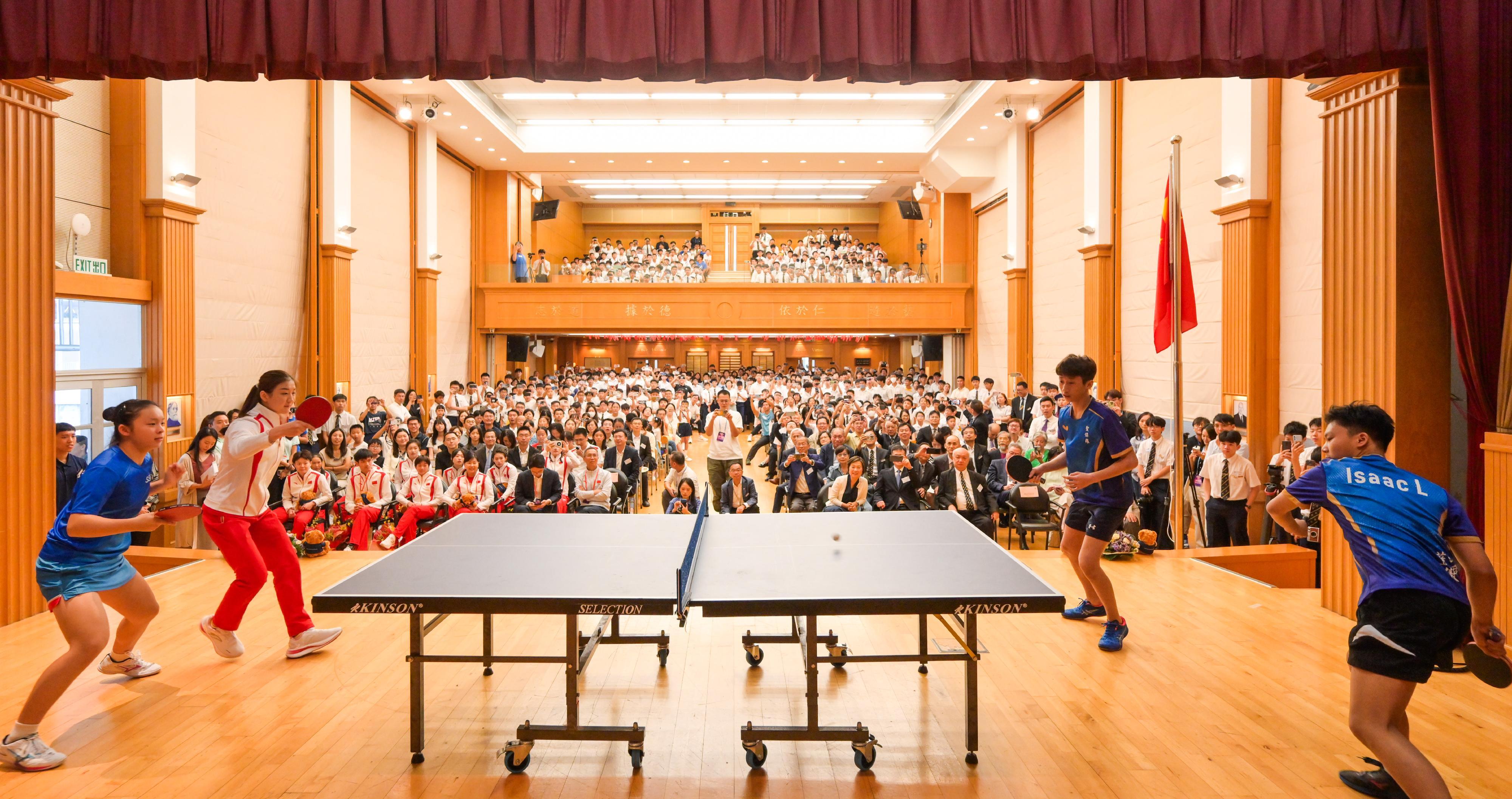 代表團到訪聖保羅書院出席與中小學生交流會,與學生切磋技術。政府新聞處