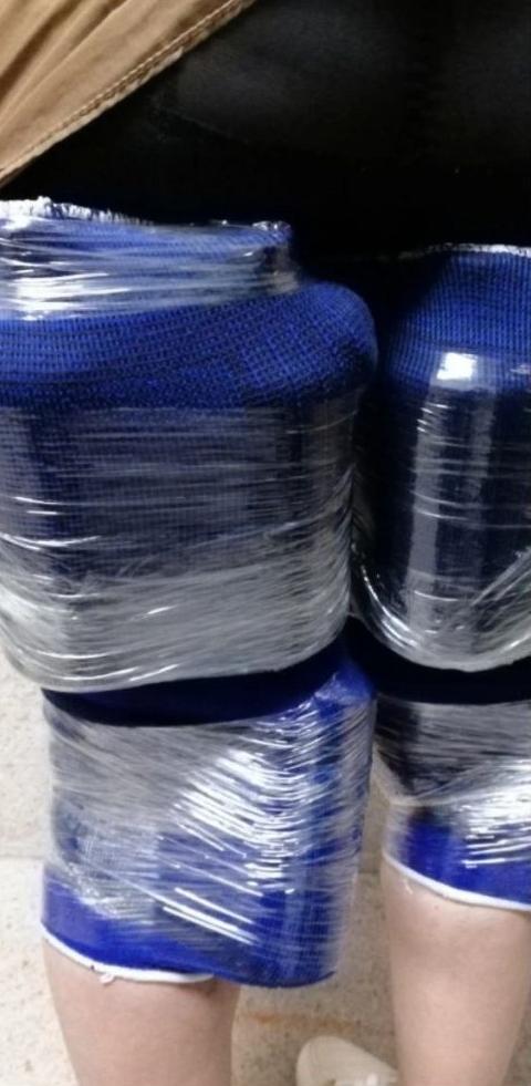 一名50歲香港女子將6支茅台酒綁在腿上,企圖偷運入澳門,被澳門海關發現拘捕。(澳門海關)