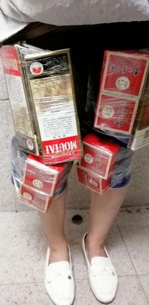 一名50歲香港女子將6支茅台酒綁在腿上,企圖偷運入澳門,被澳門海關發現拘捕。(澳門海關)