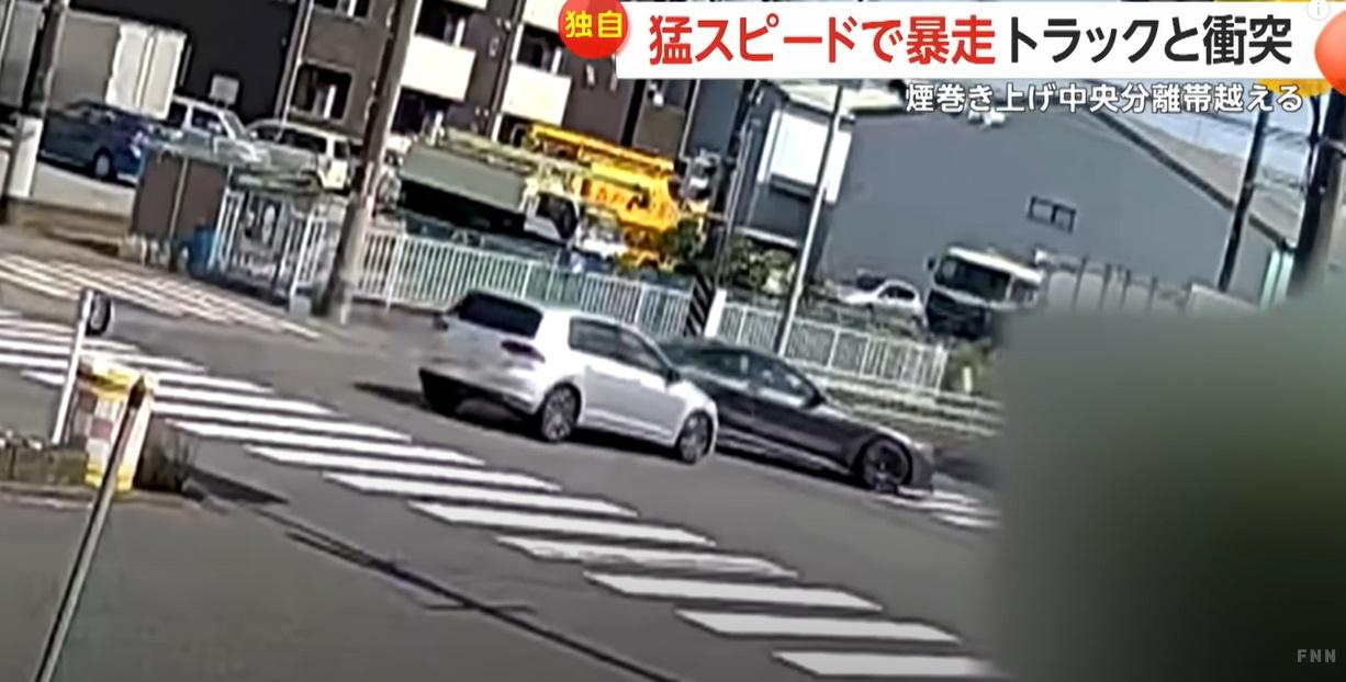 另有CCTV拍到黑色房車事發前高速越過另一車輪,衝進十字路口。(互聯網)