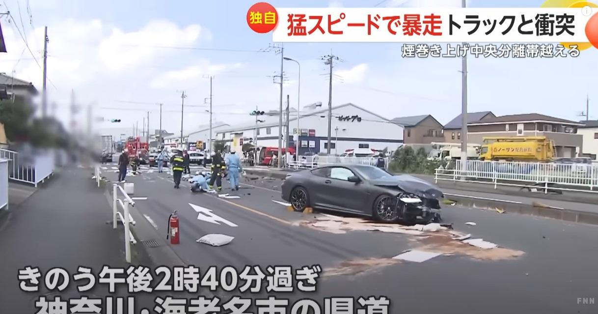 黑色私家車車頭損毀。(互聯網)