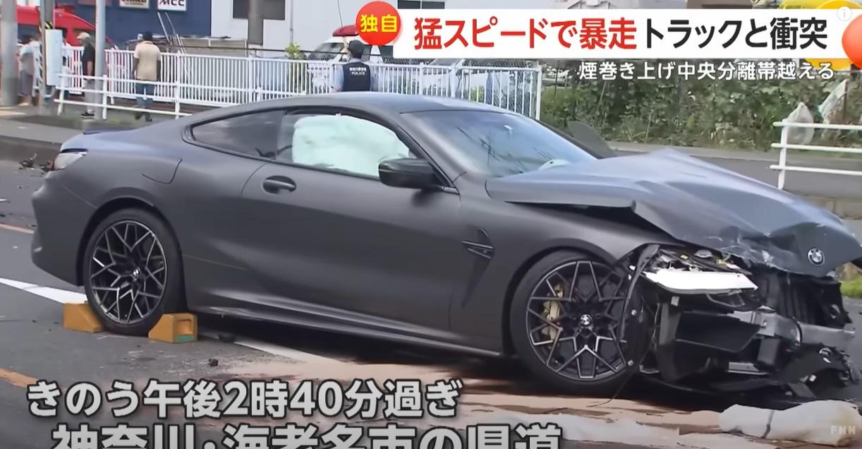 黑色私家車車頭損毀。(互聯網)