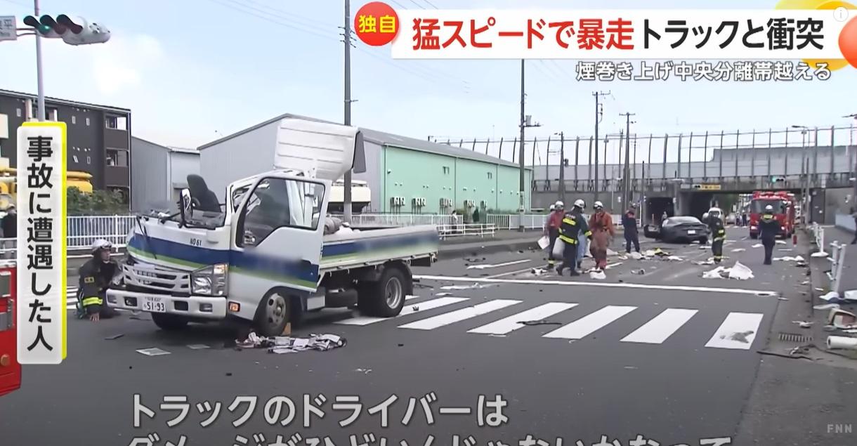 小型貨車被削頂。(互聯網)