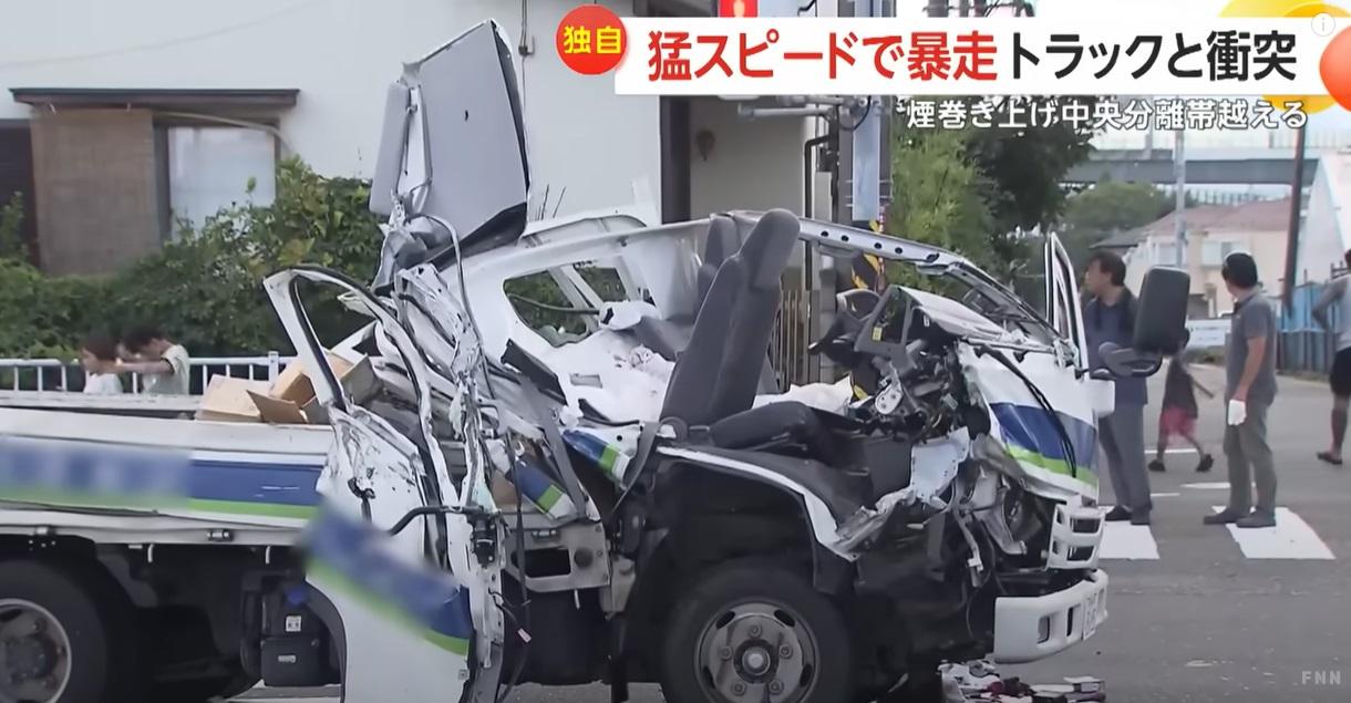 小型貨車被削頂。(互聯網)