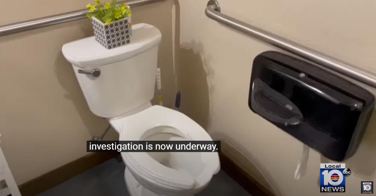 奧爾登在廁所板下方安裝藉施壓引爆的爆炸品。(互聯網)