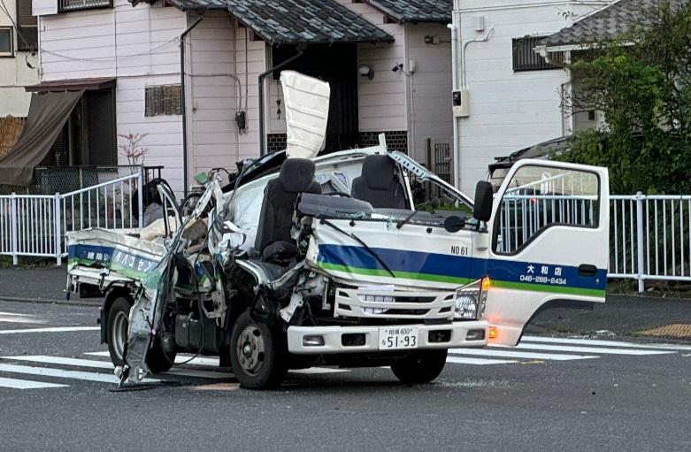 小型貨車被削頂,57歲司機重傷不治。(互聯網)