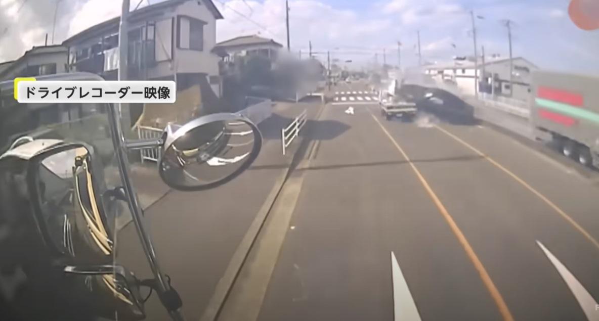 FNN播出車cam畫面可見,黑色私家車高速剷上貨車頂部。(互聯網)