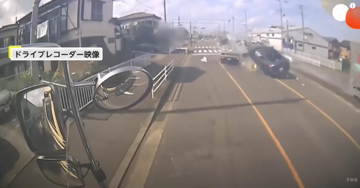 FNN播出車cam畫面可見,黑色私家車高速剷上貨車頂部。(互聯網)