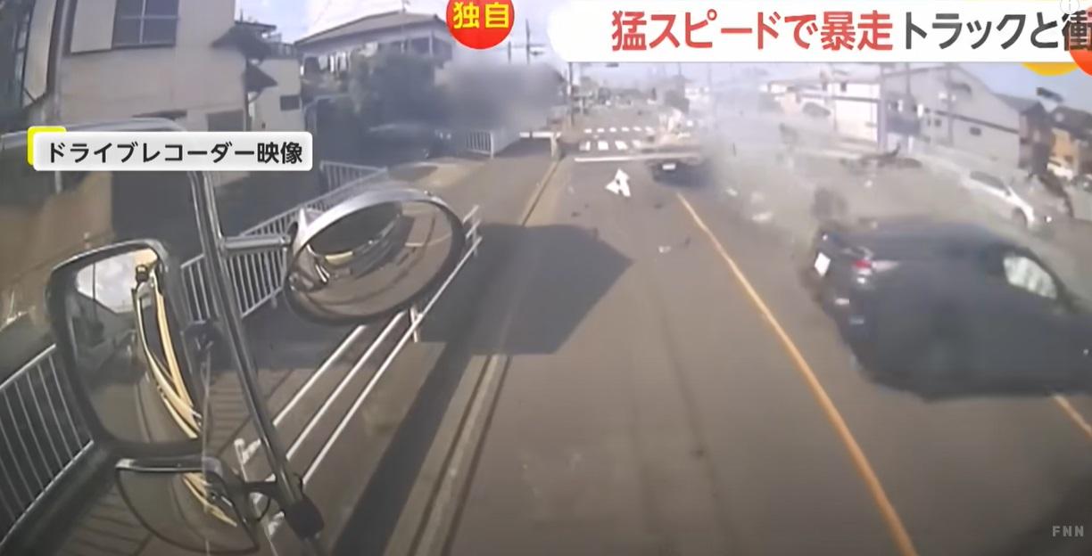 FNN播出車cam畫面可見,黑色私家車高速剷上貨車後飛出。(互聯網)