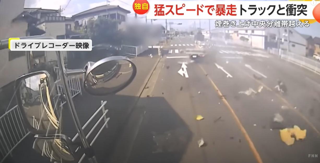 FNN播出車cam畫面可見,兩車相撞後碎片噴飛。(互聯網)