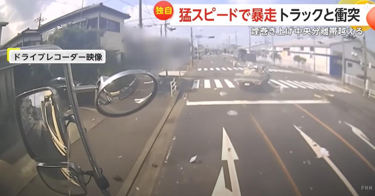 FNN播出車cam畫面可見,貨車被撞後停在路中央。(互聯網)