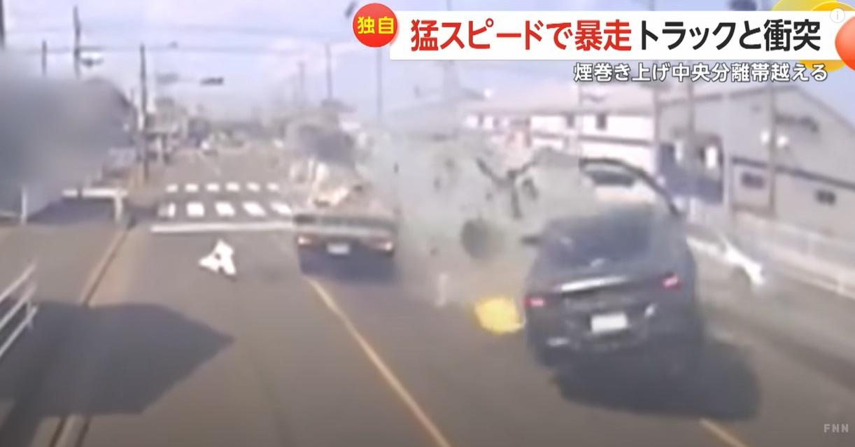 FNN播出車cam畫面可見,兩車高速相撞。(互聯網)