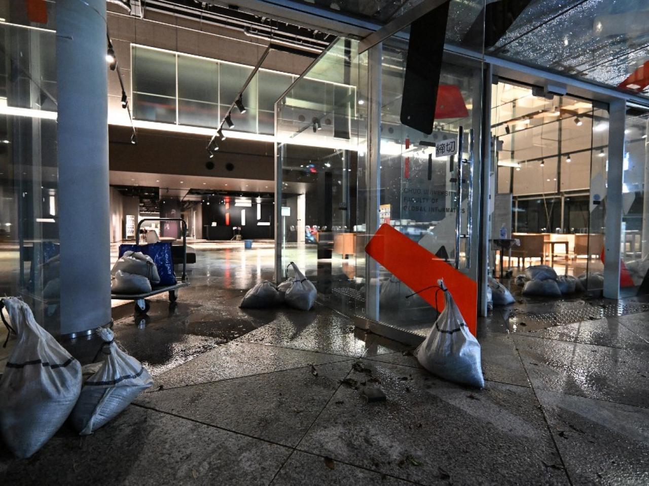 東京暴雨破紀錄!新宿驚現下水道水柱噴發奇景