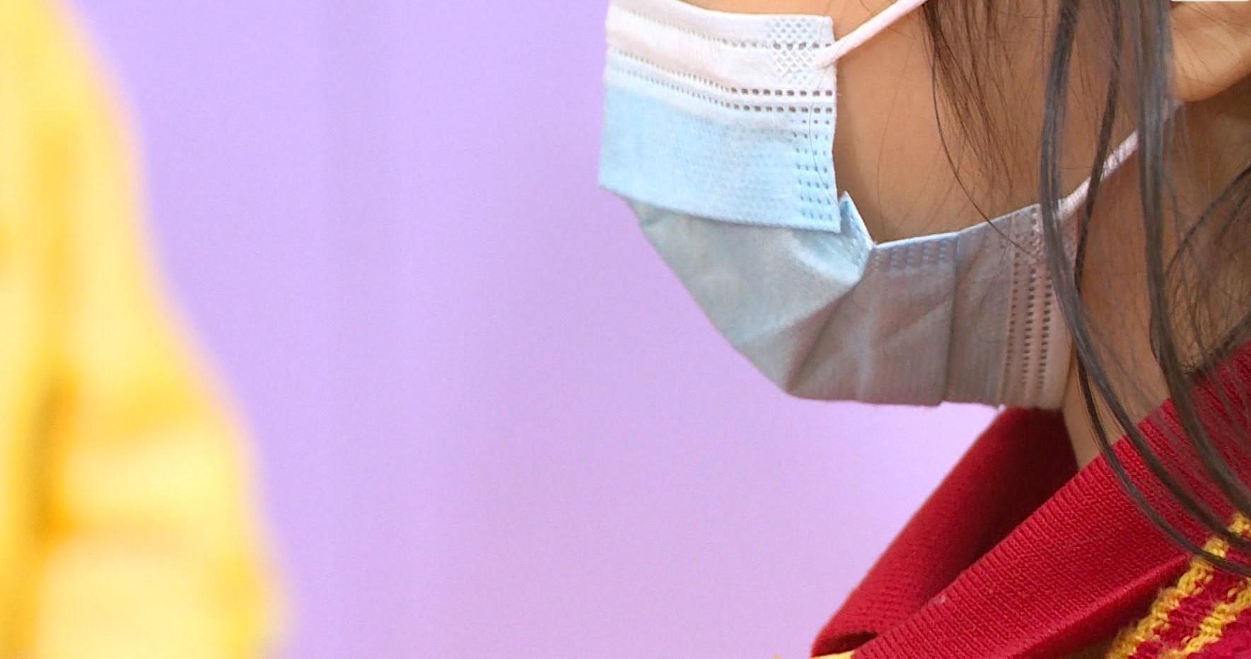 關日華指應教導小朋友在適當時候,例如通風不理想,周遭有人出現病徵,或本身受感染才戴口罩。(港台圖片)