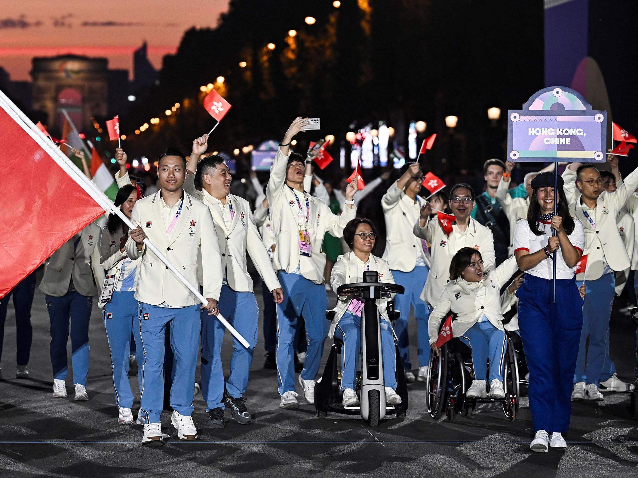 巴黎殘奧|陳浩源王婷莛持旗領香港隊進場。(路透社)