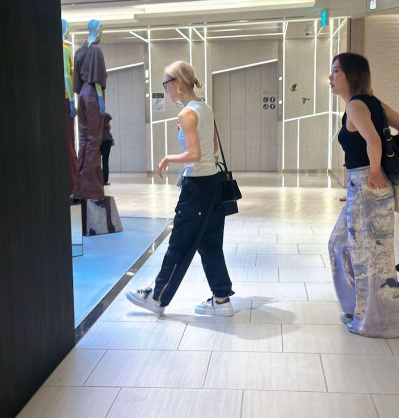 鄭秀文赴日旅遊被網民捕獲。