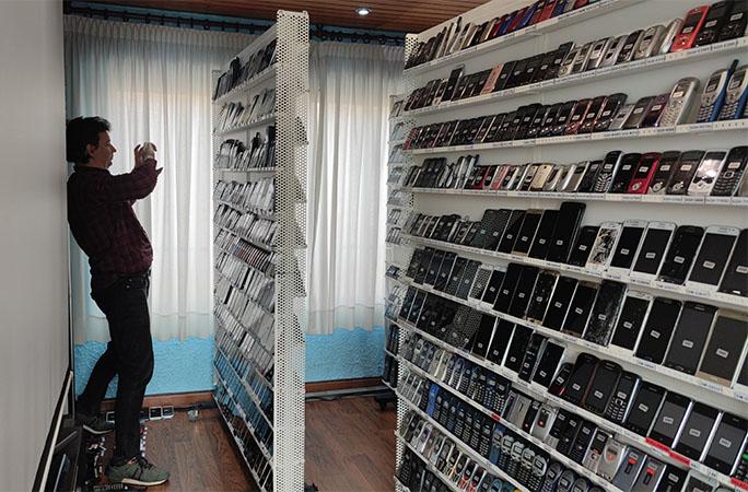 於巴塞隆拿居住的費爾南德斯(Wences Palau Fernandez) 收藏擁有3,615款不同的手機,成為全球手機收藏量最多的人。(健力士影片截圖)