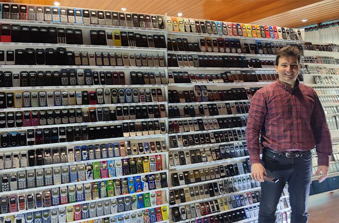 於巴塞隆拿居住的費爾南德斯(Wences Palau Fernandez) 收藏擁有3,615款不同的手機,成為全球手機收藏量最多的人。(健力士影片截圖)