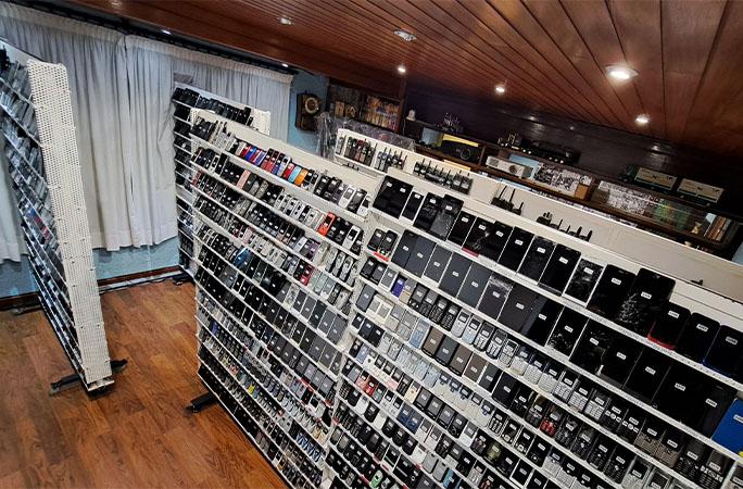 於巴塞隆拿居住的費爾南德斯(Wences Palau Fernandez) 收藏擁有3,615款不同的手機,成為全球手機收藏量最多的人。(健力士影片截圖)