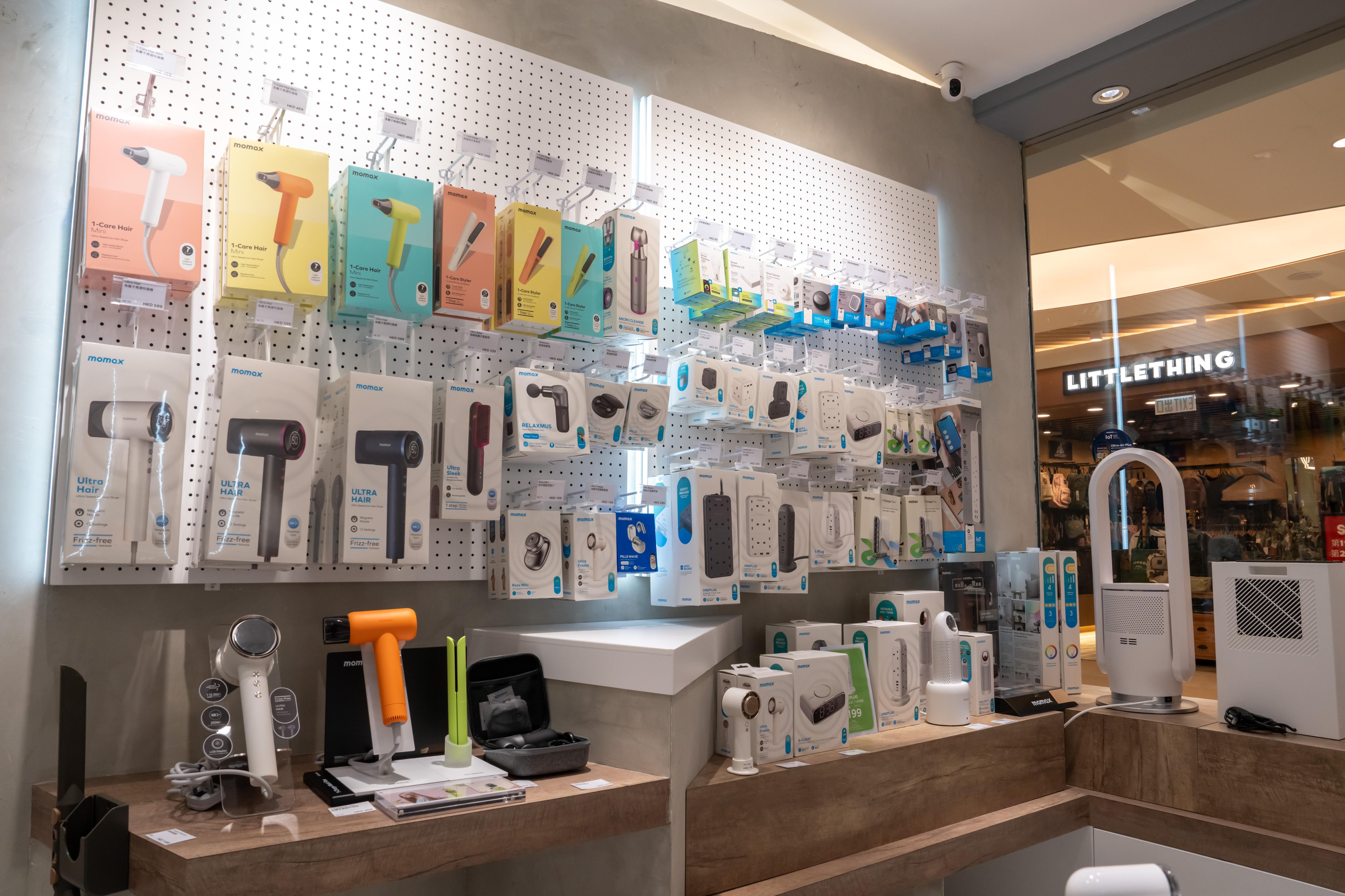 Momax將軍澳東港城分店有人氣的充電產品及小型家庭電器。