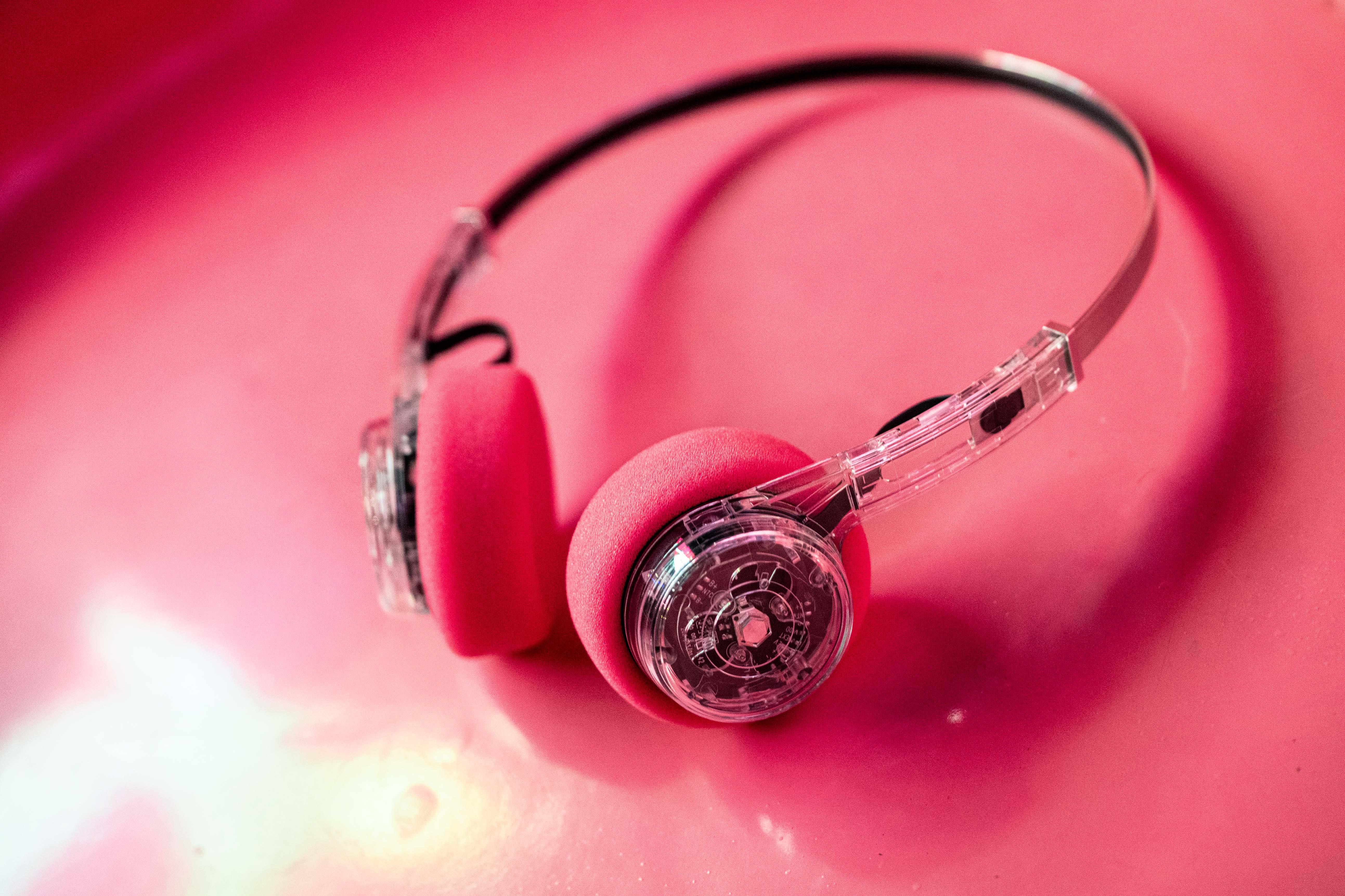 粉紅色MONDO On-Ear Freestyle與本地網絡模特兒平台flu合作推出。