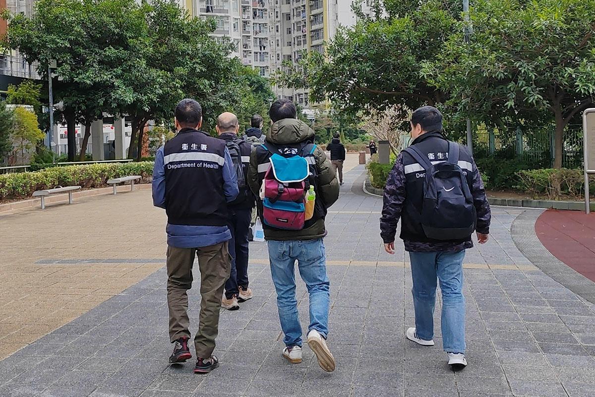 控煙酒辦曾到屋邨巡查及宣傳,加強打擊在公共屋邨派發私煙傳單。(資料圖片/政府新聞處)