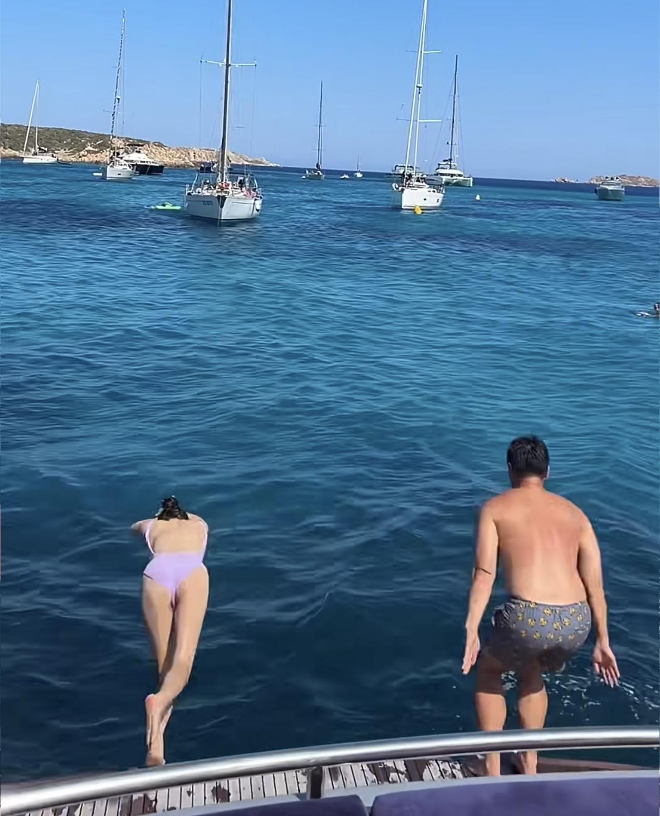 吳千語與施伯雄在海中心跳水,