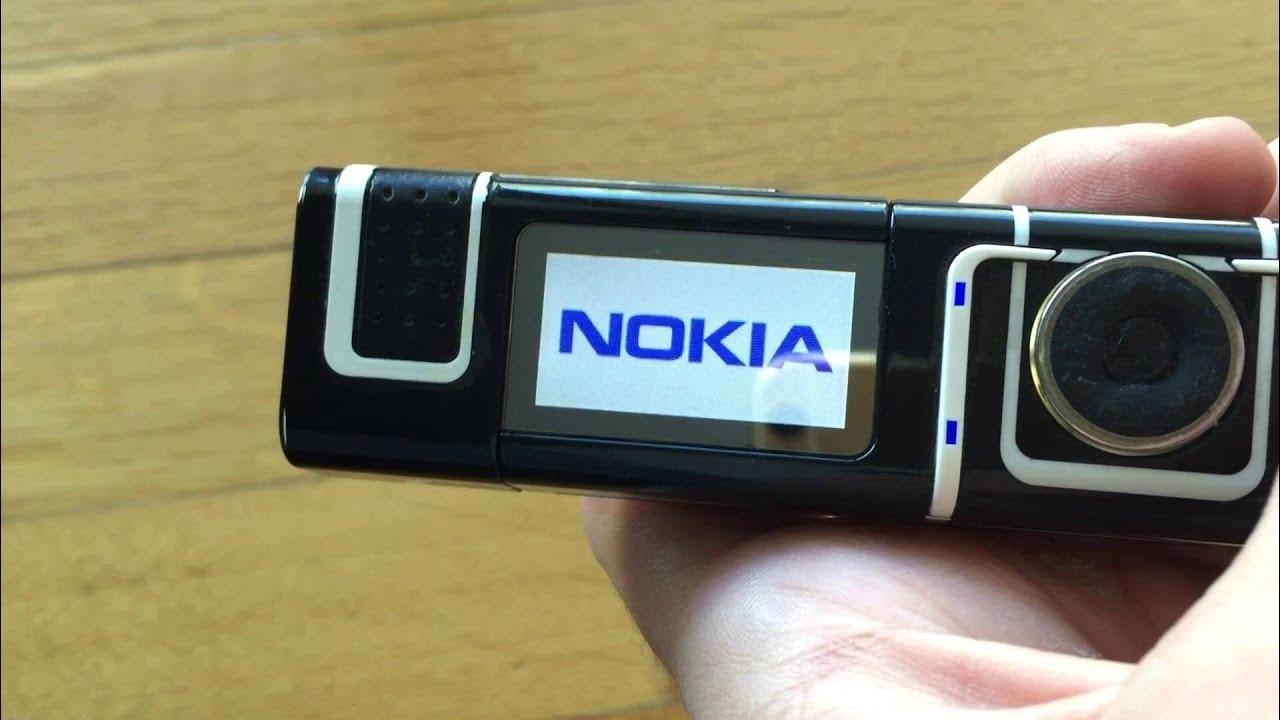 舊款Nokia 7280設有迷你彩色屏幕。(YouTube截圖)
