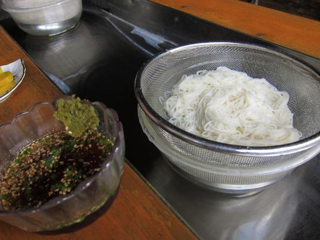 「黑嶽莊」旅館提供的泉水冷素麵。(互聯網)