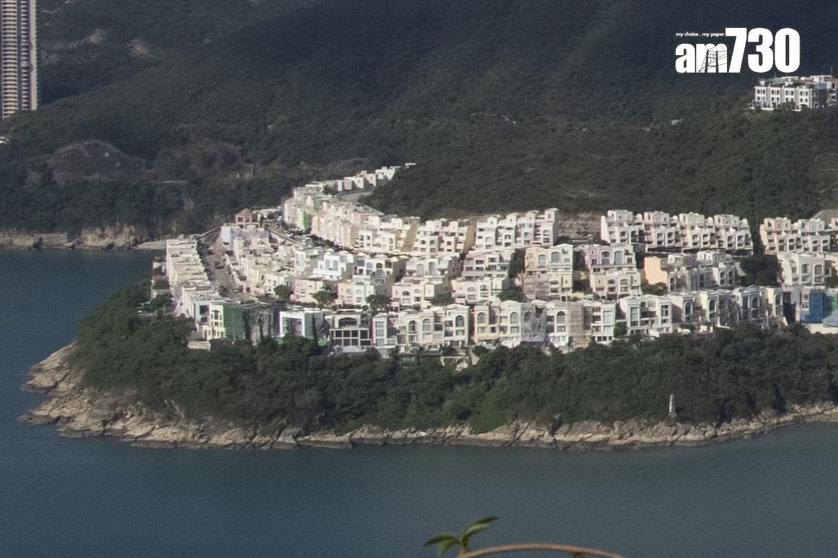 去年本港經歷世紀暴雨,位於港島大潭豪宅的紅山半島在山泥傾瀉後,被揭發多間臨海方向的獨立屋有非法僭建情況。(資料圖片)