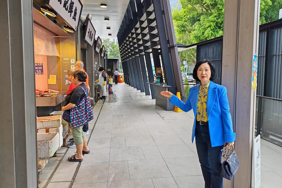 葉劉淑儀視察東涌東日街市。(葉劉淑儀FB)