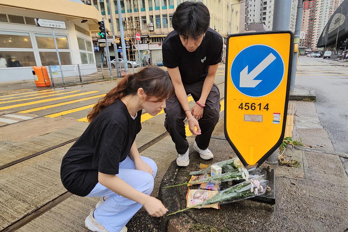 意外後有市民到安全島獻花,包括附近咖啡店職員天仔和陳小姐。