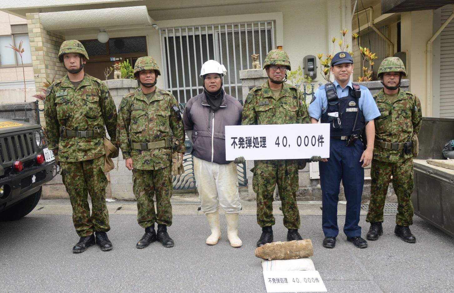 陸上自衛隊上周五(23日)到那霸市一處住宅處理未爆彈,是自1972年至今處理的第4萬個。(互聯網)