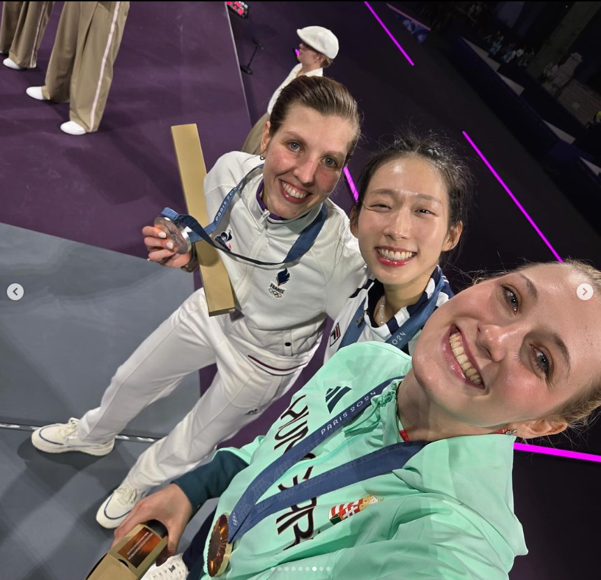 可找到江旻憓的勝利自拍。