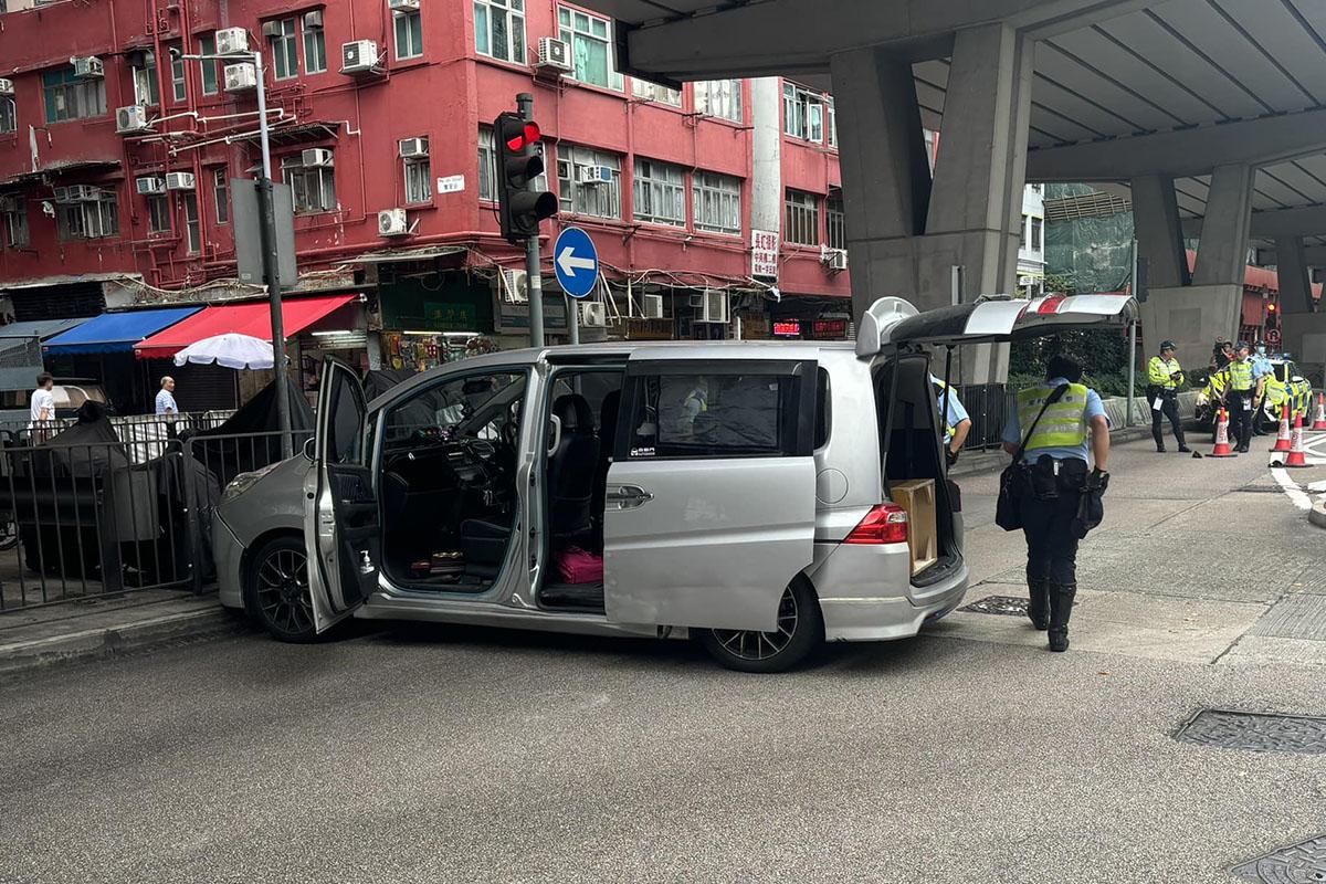 七人車逃走期間在大角咀道失事撞欄。(網民Man Man Chan@FB群組「我長於大角咀重生版」)