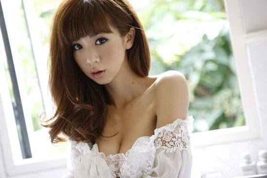 星野亞希47歲比堅尼登場 淡出幕前13年再曬「童顏巨乳」