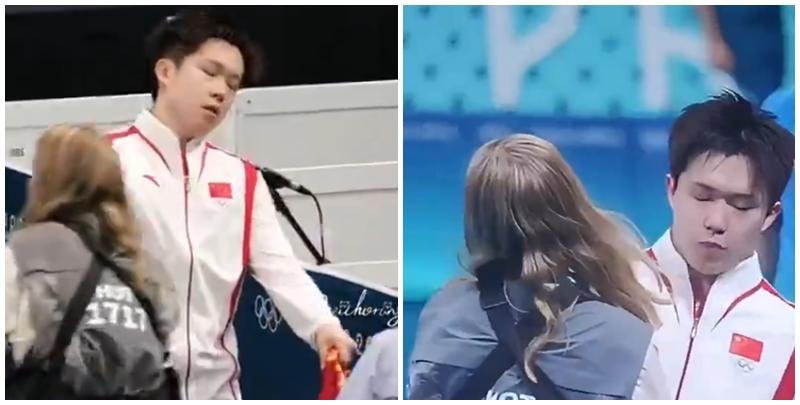 王楚欽出局後接受內媒訪問,離開訪問區時被一名持相機的女攝影記者迎面而至撞倒,對方未有表歉意繼續向前走,王楚欽流露一臉不滿表情,但未有「爆發」無奈離開。(影片截圖)