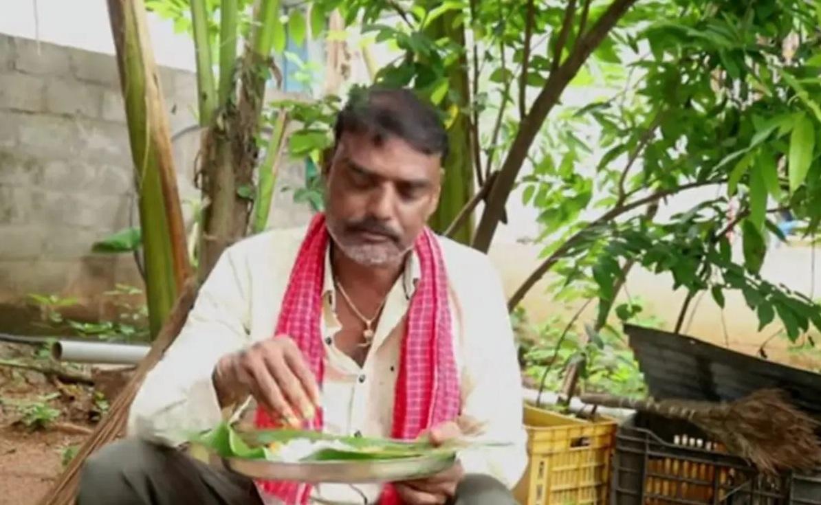 庫瑪爾為博取流量,竟拍片教人烹調孔雀咖哩。(互聯網)